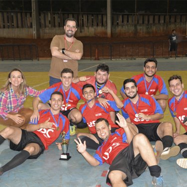 Troféu do 15º Campeonato Intercursos foi para o time de Engenharia de Produção II!