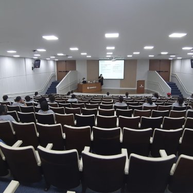 Equipe de limpeza participa de treinamento de novos protocolos de higienização durante a pandemia