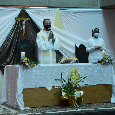 UNISAGRADO celebra missa com agradecimento e bênção aos colaboradores pelo trabalho de cada um