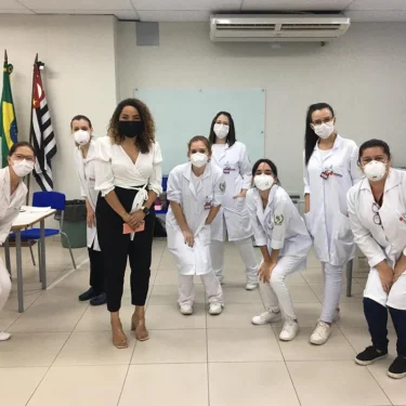 Curso de Enfermagem participa da campanha de vacinao de profissionais da educao
