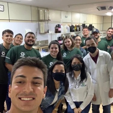 Laboratrio de Anlises Agrcolas de Botucatu recebe visita de estudantes do UNISAGRADO