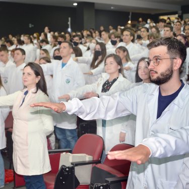 Estudantes da Área da Saúde participam da “Cerimônia do Jaleco e da Dolmã”