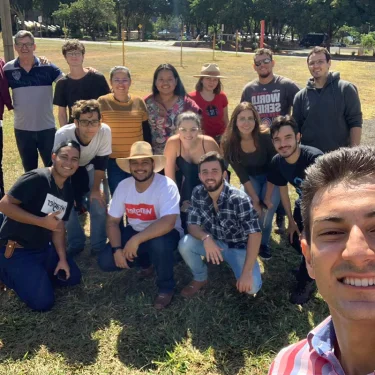 Estudantes realizam arborizao do estacionamento do UNISAGRADO