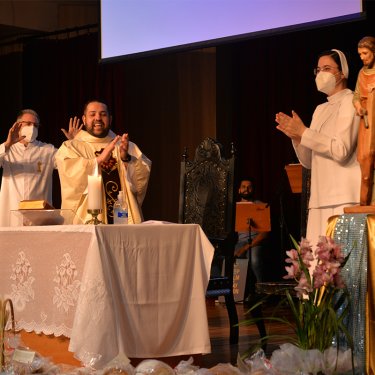 Colaboradores celebram Dia do Trabalhador e aniversário da Reitora do UNISAGRADO
