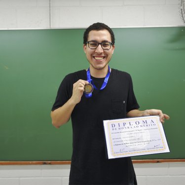Recém-formado em Engenharia Química recebe Prêmio Lavoisier