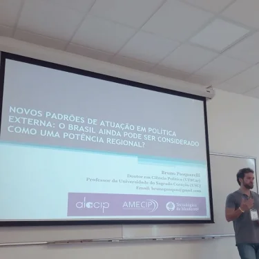Docente de Relaes Internacionais participa de congresso e tem artigo aprovado em revista