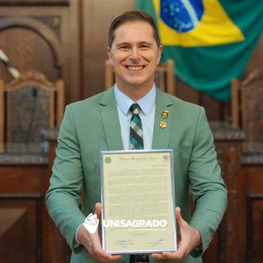 Egresso de Jornalismo do UNISAGRADO recebe Mo��o de Aplauso na C�mara de Bauru