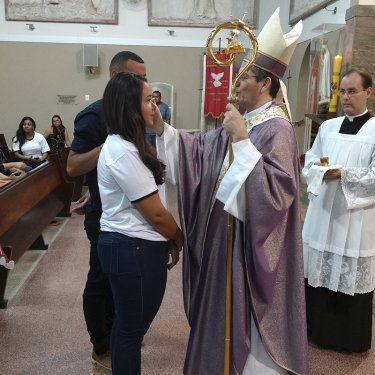 Estudantes do UNISAGRADO e da comunidade receberam  o Sacramento da Crisma no último sábado (14)