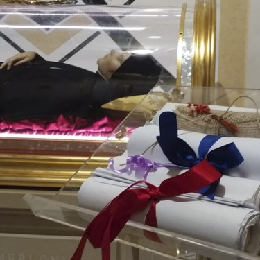 Pergaminhos com lista da comunidade do UNISAGRADO estão na Capela da Casa Geral em Roma