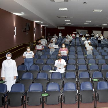 Reitora homenageia colaboradores e professores com certificado de honra ao mérito