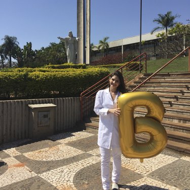 Egressa de Biomedicina � aprovada em Aprimoramento
