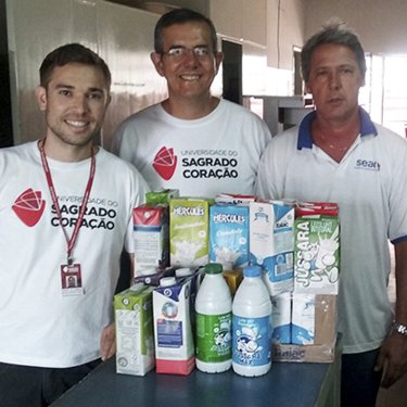 USC realizou arrecada��o de leite como a��o do trote solid�rio