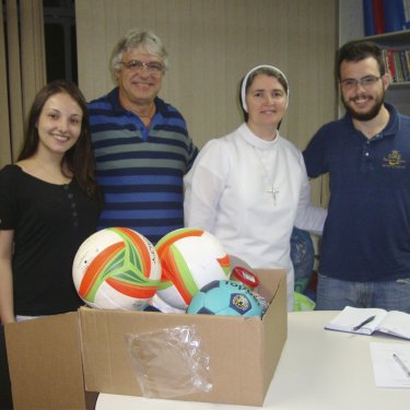 Atl�tica recebe material esportivo