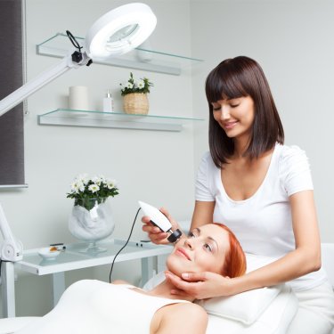 USC oferece limpeza de pele gratuita para pessoas com acne