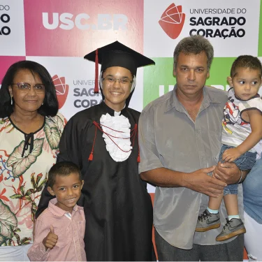 Religiosa conclui graduao em Administrao na USC
