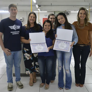 Egressas dos cursos de Qumica e Engenharia Qumica recebem Prmio Lavoisier