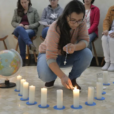 Tero luminoso e coroao de Nossa Senhora contou com a participao dos colaboradores usqueanos