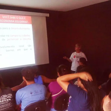 Professora ministra palestra sobre gesto