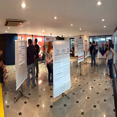 Estudantes de administra��o apresentam trabalhos