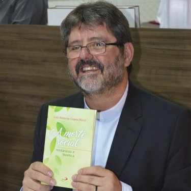 Monsenhor Ricci lan�ou livro e ministrou palestra