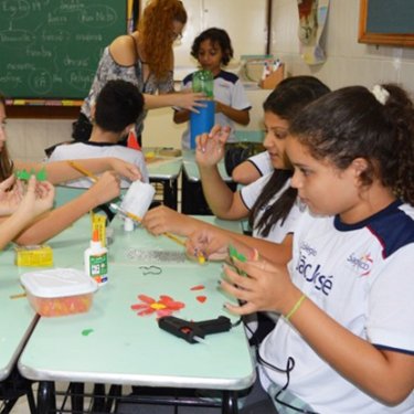 RP Comunica realiza a��o interativa sobre reciclagem com os alunos do Col�gio S�o Jos�