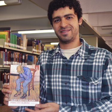 Ex-aluno lan�a livro