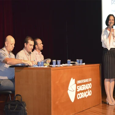 Mesa-redonda prope misso de paz na Campanha da Fraternidade