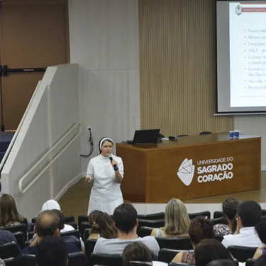 Funcionrios e professores participam de momento sobre Madre Cllia Merloni