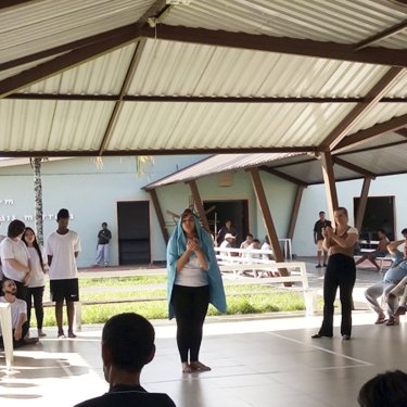 Estudantes da USC encenam Via Sacra em hospital geriátrico e neurológico
