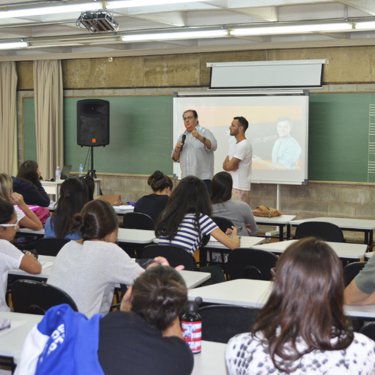 Curso de Odontologia realiza palestras para atualiza��o profissional