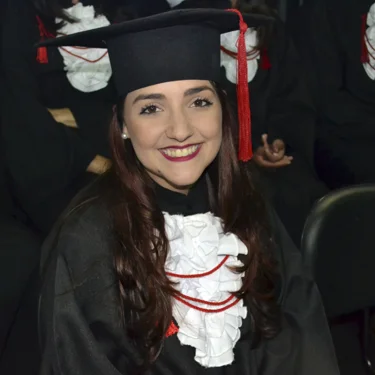 Egressa  aprovada em curso de Formao sobre Migrao e Refgio