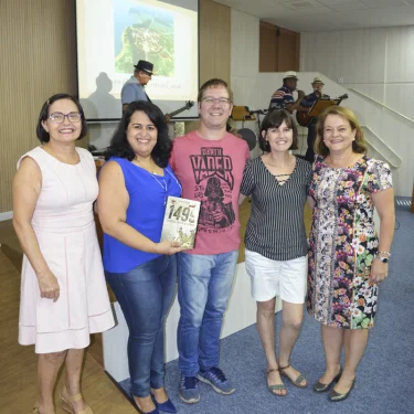 Reinaldo Jos Lopes lana livro na USC