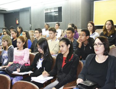 Programa de Extensão da USC leva Torneio de Debates até as escolas