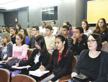 Programa de Extenso da USC leva Torneio de Debates at as escolas