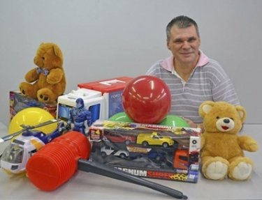 Professor da USC arrecada brinquedos e alimentos para crian�as do Jardim Ivone de Bauru