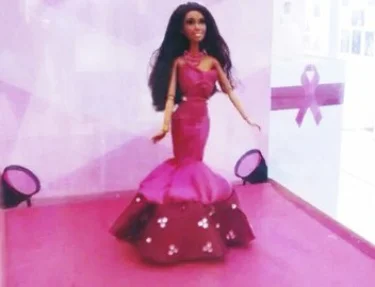 Estudantes do curso de Design de Moda da USC criam figurinos para bonecas inspirados na Campanha Outubro Rosa