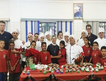 Estudantes da USC realizam a a��o social &ldquo; Natal Doce &rdquo;