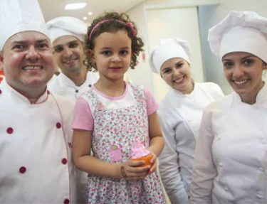 Curso de Gastronomia da USC ensina receitas natalinas no Boulevard Shopping Naes