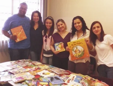 Estudantes dos cursos de Pedagogia e Letras da USC realizam doaes em trote solidrio
