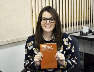 Professora da USC lança livro sobre teoria crítica das Relações Internacionais