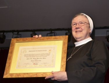 Universidade do Sagrado Cora��o concede t�tulo &ldquo;Doutora Honoris Causa&rdquo; � Madre Mary Clare Millea