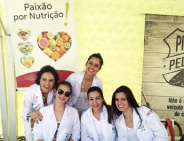 Estudantes de Nutri��o da USC participaram de Pit Stop pela sa�de
