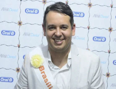 Egresso da USC  eleito o melhor dentista do mundo