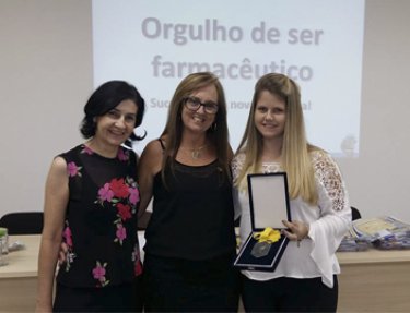 Egressa de Farm�cia da USC recebeu pr�mio do Conselho Regional de Farm�cia (CRF)