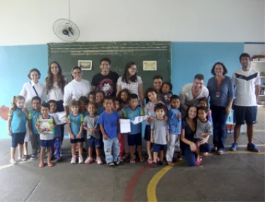 Estudantes dos cursos de Relaes Internacionais e Design realizam aes do trote solidrio
