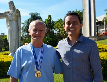 Egressos e professor da USC participam do Revezamento da Tocha Olmpica em Bauru