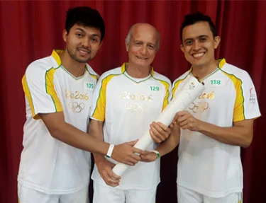 Egressos e professor da USC participaram do Revezamento da Tocha Olmpica em Bauru