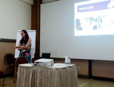 Professora da USC apresenta trabalho em Congresso de Arteterapia