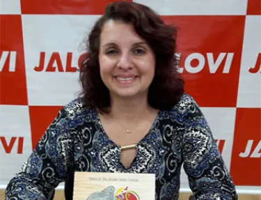 Professora de Pedagogia da USC lanou livro sobre Educao de Jovens e Adultos