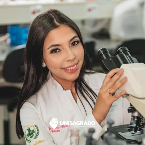 Egressa de Biomedicina do UNISAGRADO inicia carreira em laborat�rio cl�nico